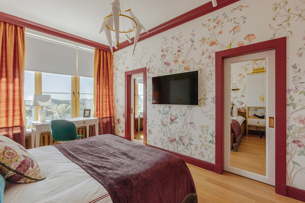 В спальне использовали сдвижные двери с зеркалами в гардеробную. Кстати, две двери позволяют пройти по кругу и выйти там, где удобно.