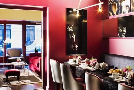 Фотография: Прочее в стиле Прованс и Кантри, Эклектика, Франция, Цвет в интерьере, Дома и квартиры, Городские места, Отель, Красный, Современное искусство, Граффити – фото на INMYROOM