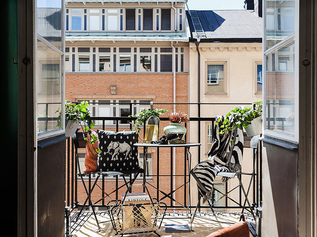 Фотография: Балкон в стиле Восточный, Кухня и столовая, Гостиная, Спальня, Скандинавский, Эклектика, Декор интерьера, Квартира, Швеция, Декор, Зеленый, Стокгольм, как создать уютную атмосферу, как обустроить двухкомнатную квартиру, 2 комнаты, 40-60 метров, как сочетать орнаменты – фото на INMYROOM