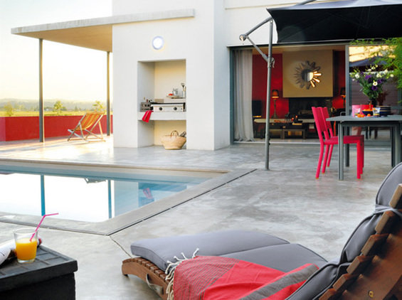 Фотография: Терраса в стиле Современный, Дом, Франция, Цвет в интерьере, Дома и квартиры, Минимализм, Стены, Красный, Зеркало – фото на INMYROOM