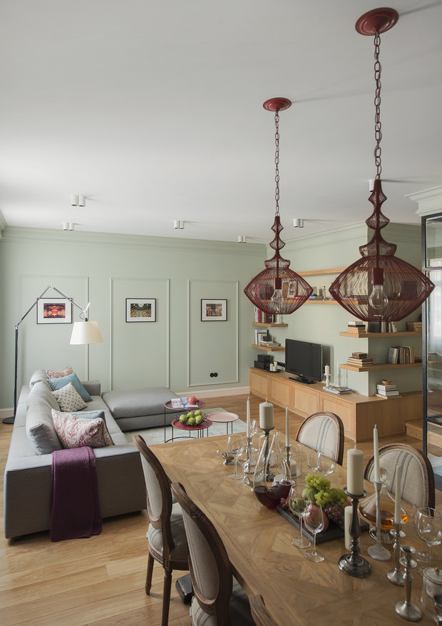 Фотография: Гостиная в стиле Эклектика, Квартира, Россия, Планировки, Artemide, BoConcept, Gramercy Home, Teak House, Декор, Мебель и свет, Белый, Проект недели, Черный, Москва, Красный, Зеленый, Бежевый, Желтый, Серый, Голубой, Коричневый, MINOTTI, Little Green, Good Look Room, The Rug Company, Dialma Brown, Nаrciso Cantori, Rational, Le Home, Валерия Дзюба, Nido Interiors, кухня за стеклом, четыре комнаты из двушки, классика, лофт и прованс, кабинет в коридоре – фото на INMYROOM