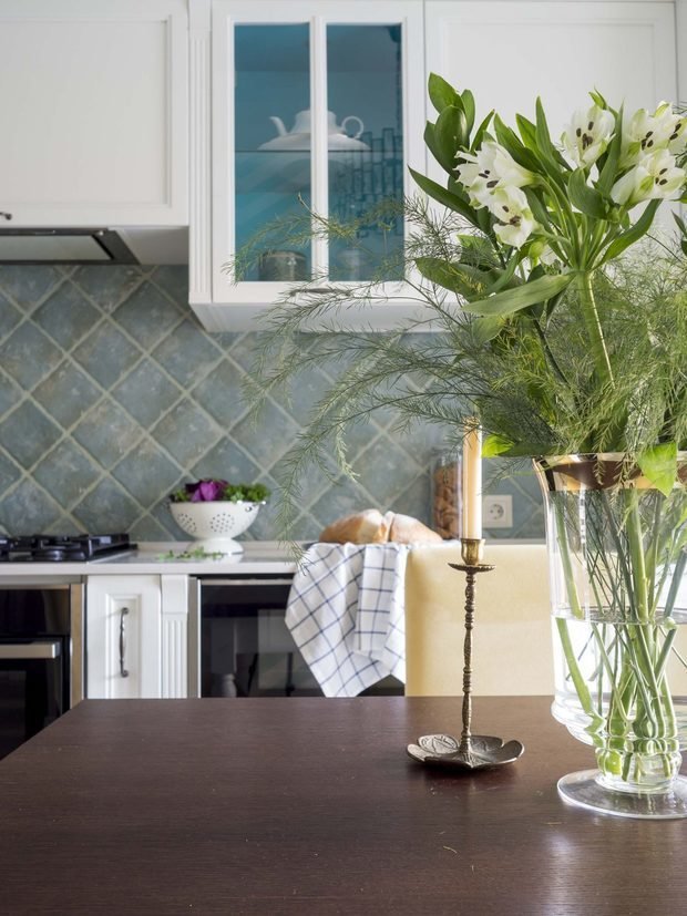 Фотография: Кухня и столовая в стиле Классический, Эклектика, Квартира, Проект недели, Зеленый, Желтый, Синий, Голубой, Оранжевый, ПРЕМИЯ INMYROOM – фото на INMYROOM