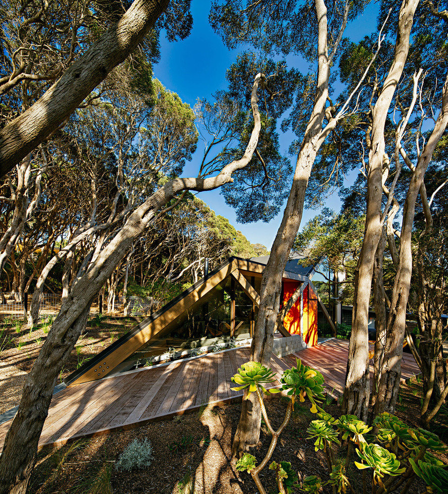 Фотография: в стиле , Современный, Дом, Австралия, Архитектура, Ландшафт, Планировки, Мебель и свет, Белый, Минимализм, Дача, Черный, Красный, Бежевый, Серый, Коричневый, Эко, Дом и дача, штат Виктория, Maddison Architects, переделка старой дачи, стеклянные стены, дом с красной дверью – фото на INMYROOM