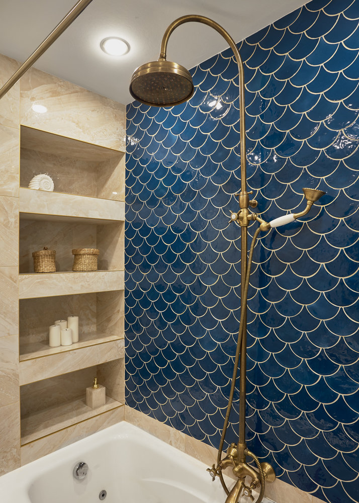 Настроение в ванной комнате задали плитка в виде чешуи и любовь хозяйки к морю и русалкам. Настроение в ванной комнате задали плитка в виде чешуи и любовь хозяйки к морю и русалкам.