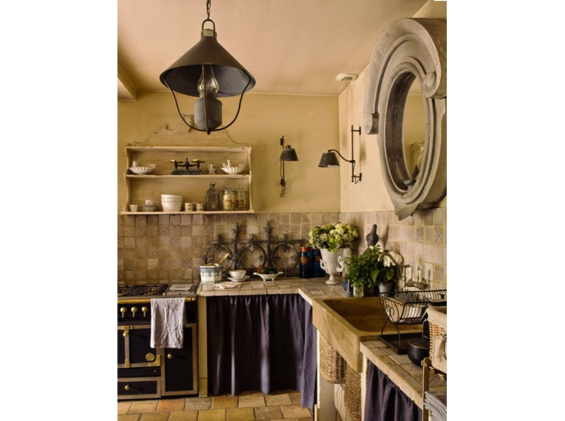 Фотография: Кухня и столовая в стиле Прованс и Кантри, Дом, Антиквариат, Дома и квартиры, Прованс, Люстра, Журнальный столик – фото на INMYROOM