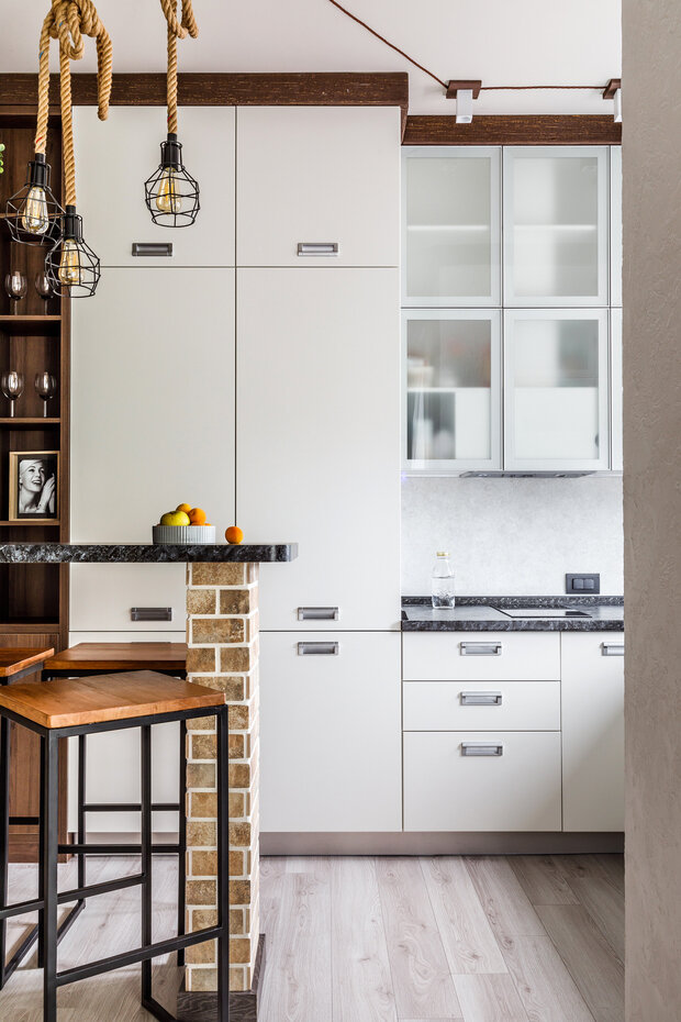 Фотография: Кухня и столовая в стиле Лофт, Современный, Квартира, Проект недели, Сочи, Блочный дом, 2 комнаты, до 40 метров – фото на INMYROOM