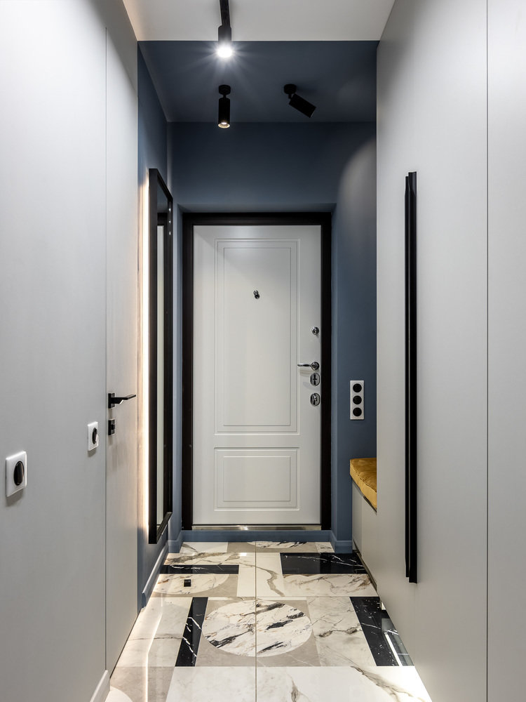 В самой прихожей шкаф для верхней одежды и узкий шкаф-обувница. Прихожая получилась не настолько широкая, как хотелось бы. Поэтому шкафы «растворили» в пространстве, выкрасив стены в цвет фасадов. В самой прихожей шкаф для верхней одежды и узкий шкаф-обувница. Прихожая получилась не настолько широкая, как хотелось бы. Поэтому шкафы «растворили» в пространстве, выкрасив стены в цвет фасадов.