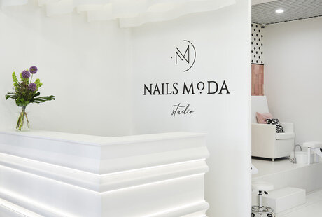 Легкий и лаконичный интерьер салона ногтевой эстетики Nails Moda