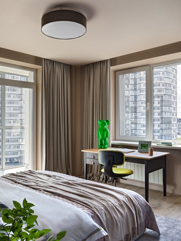 В квартире много сложных ярких оттенков. Кроме того, чтобы визуально увеличить высоту помещения, было принято решение выкрасить потолки в цвет стен, что визуально стерло границу между ними. Помещения получились обволакивающими.