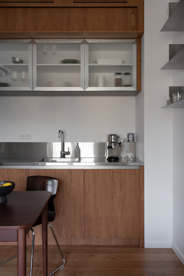 Фотография: Кухня и столовая в стиле Современный, Минимализм, Квартира, Проект дня, Санкт-Петербург, Монолитный дом, 2 комнаты, 60-90 метров, современная классика с элементами модерна, Вера Домбровская – фото на INMYROOM