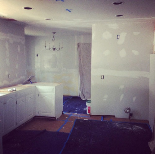 Фотография: Детская в стиле Современный, Кухня и столовая, Классический, Эклектика, Декор интерьера, Квартира, США, Интерьерный стиль, Дизайн интерьера, Декор, Белый, Переделка, Ремонт, Серый, ИКЕА, паркет, отделка, отделка пола, косметический ремонт, экспресс-ремонт – фото на INMYROOM Фотография: Детская в стиле Современный, Кухня и столовая, Классический, Эклектика, Декор интерьера, Квартира, США, Интерьерный стиль, Дизайн интерьера, Декор, Белый, Переделка, Ремонт, Серый, ИКЕА, паркет, отделка, отделка пола, косметический ремонт, экспресс-ремонт – фото на INMYROOM