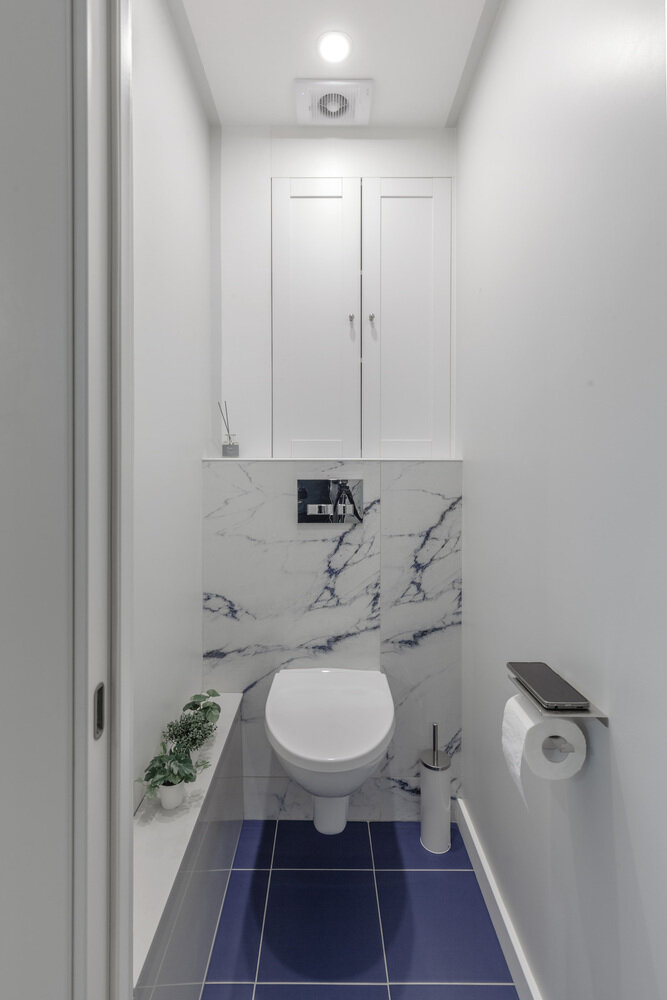 Фотография: в стиле , Ванная, Квартира, Интерьер комнат, Дизайн интерьера, Переделка, маленький санузел, отделка санузла, как обустроить санузел, интерьер санузла, как оформить маленький санузел, переделка хрущевки, Хрущевка, дизайн санузла, интерьер хрущевки, как обновить хрущевку, Хранение в хрущевке, ванна в хрущёвке, ванная в хрущёвке, санузел хрущевки – фото на INMYROOM