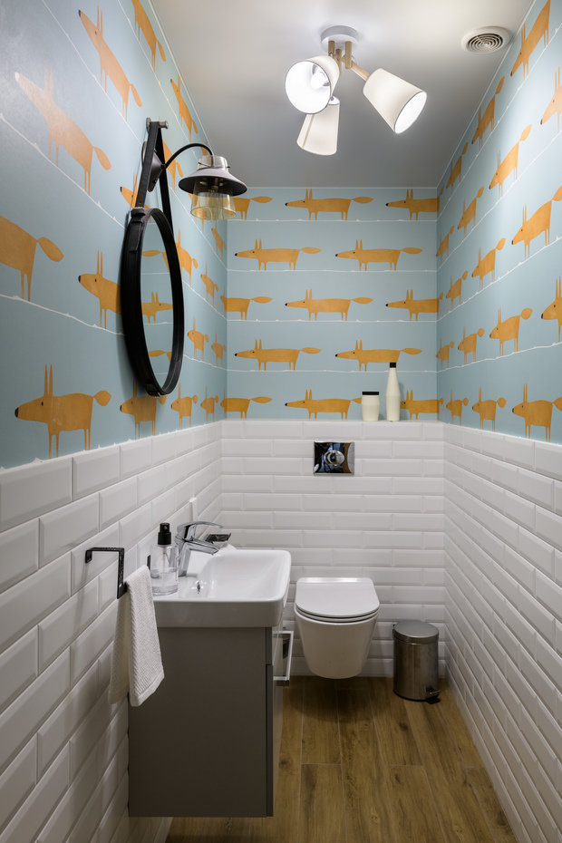 В гостевом санузле установлена небольшая техническая раковина с широким сливом — для мытья обуви.