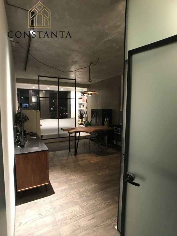 Фото из портфолио Лофт пергородки в студии 36м2 – фотографии дизайна интерьеров на INMYROOM
