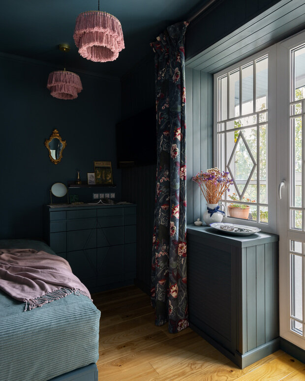 Светильники с кисточками автор проекта и хозяйка квартиры сделала сама. Резное позолоченное зеркало, XIX век, Франция, Мастерская Маши Гончаровой.