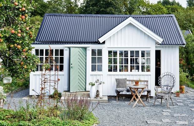 Фотография:  в стиле Прованс и Кантри, Кухня и столовая, Декор интерьера, Дом, Швеция, Посуда, Гетеборг, ИКЕА, ремонт пола своими руками, как оформить маленький дом, до 40 метров – фото на INMYROOM