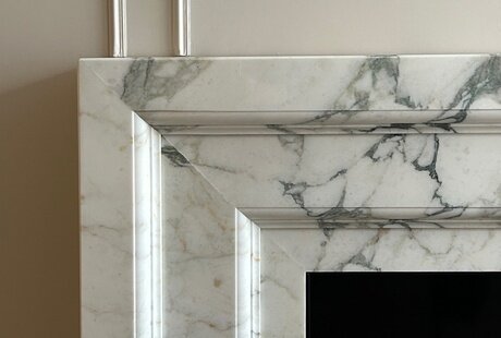 Камин из мрамора Calacatta Monet