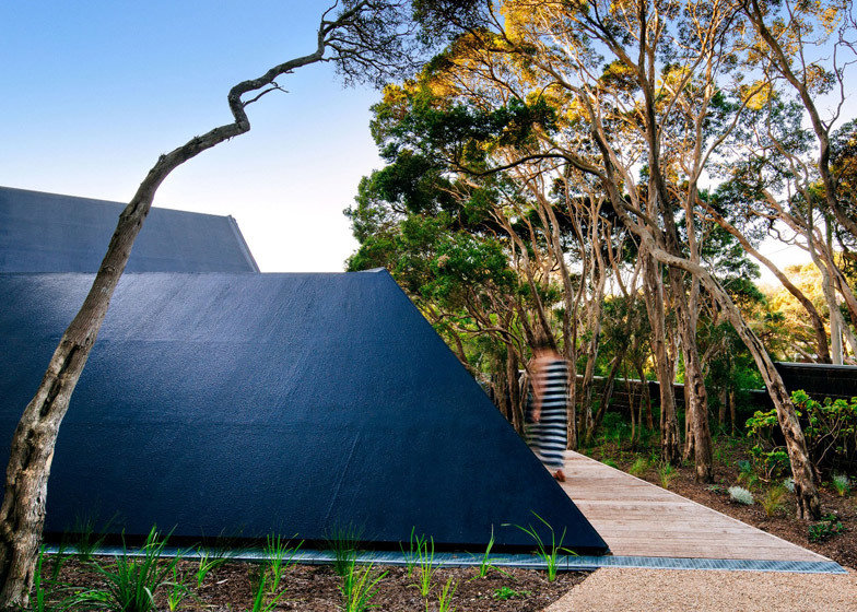 Фотография: в стиле Эклектика, Современный, Дом, Австралия, Архитектура, Ландшафт, Планировки, Мебель и свет, Белый, Минимализм, Дача, Черный, Красный, Бежевый, Серый, Коричневый, Эко, Дом и дача, штат Виктория, Maddison Architects, переделка старой дачи, стеклянные стены, дом с красной дверью – фото на INMYROOM