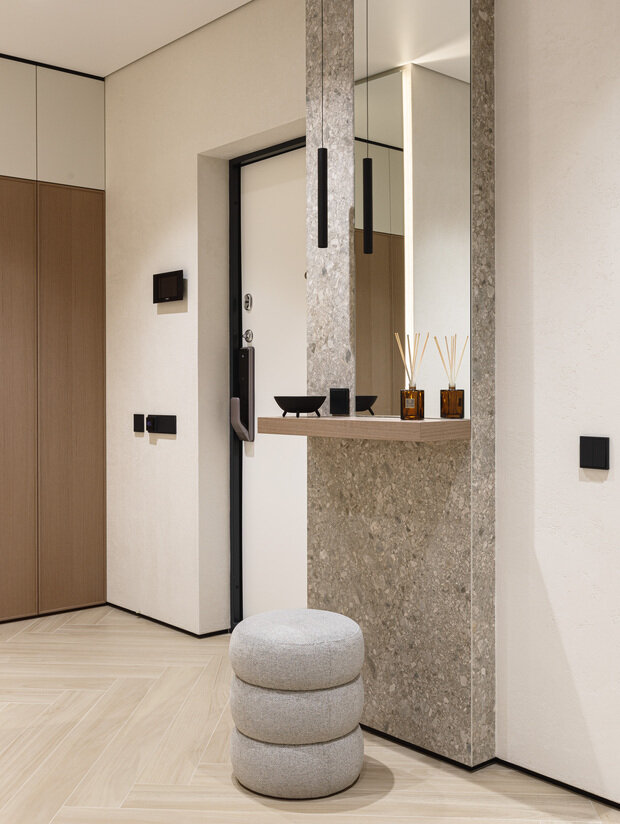 Фотография: Прихожая в стиле Современный, Квартира, Проект дня, Сочи, 2 комнаты, 60-90 метров, современный/минимализм – фото на INMYROOM