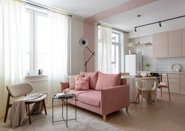 Заказчица очень хотела полы во французскую «елку»‎, но на паркет не было бюджета — в итоге остановились на ламинате.