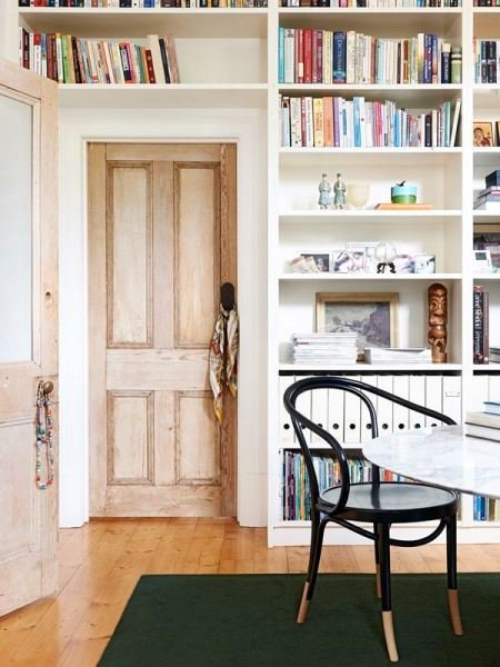 Фотография: Кабинет в стиле Скандинавский, Декор интерьера, Декор, Домашняя библиотека, как разместить книги в интерьере, книги в интерьере – фото на INMYROOM