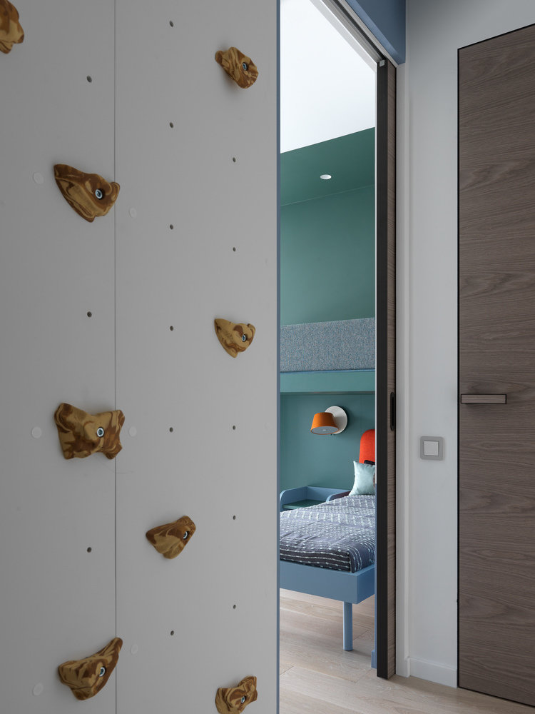 Коридор в детской зоне сделали игровым пространством со скалолазной стенкой. Стену специально укрепили. Коридор в детской зоне сделали игровым пространством со скалолазной стенкой. Стену специально укрепили.