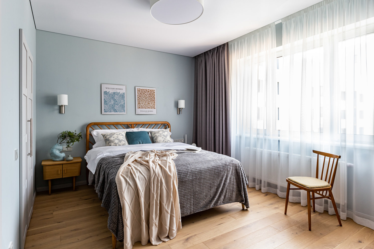 В спальне использованы инженерная доска на полу и краска на стенах. Здесь все стены выкрашены в один цвет, акцентом выступает мебель в натуральном дубе.