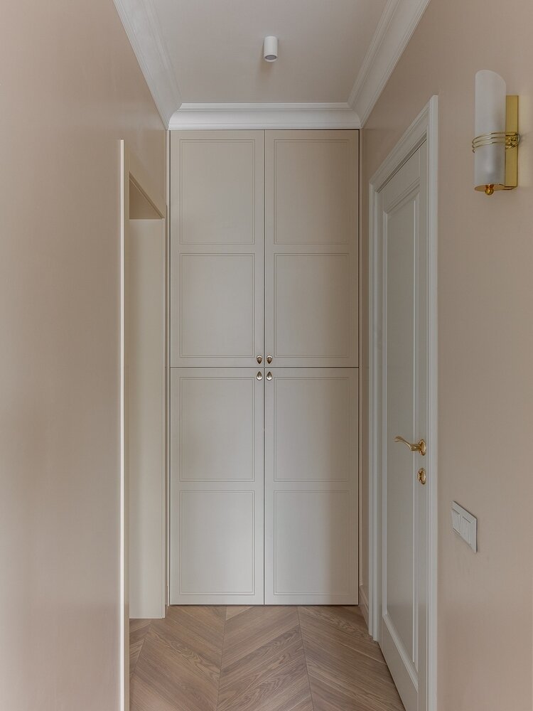 Стиральную машину спрятали в шкаф в простенке между прихожей и санузлом. Стиральную машину спрятали в шкаф в простенке между прихожей и санузлом.