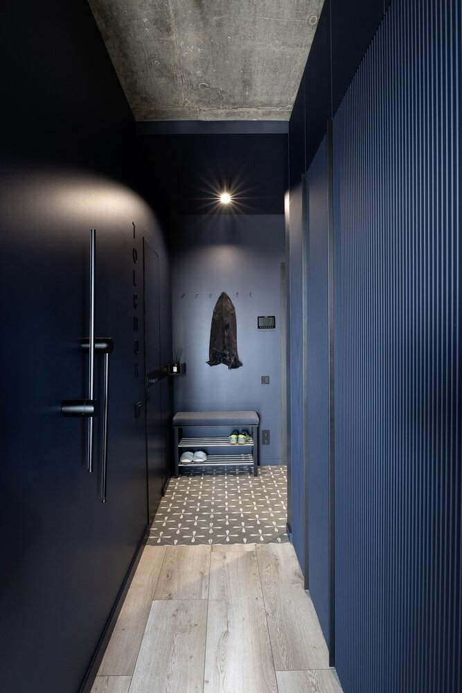 Коридор, шкафы и прихожую оформили в глубоком оттенке синего цвета. Получилось современно и небанально.