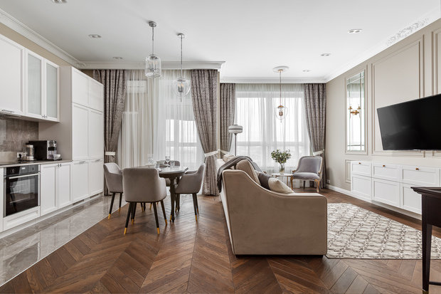 Стены покрасили, декорировали молдингами, а на пол постелили инженерную доску. 