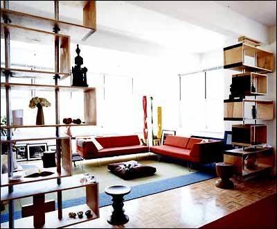 Фотография: Гостиная в стиле Эклектика, Декор интерьера, Мебель и свет, Декор дома, Цвет в интерьере, Стеллаж, Перегородка – фото на INMYROOM