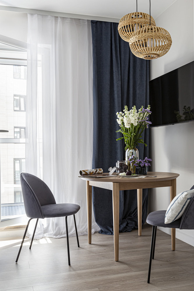 Над обеденным столом предусмотрены уютные подвесы с теплым светом, благодаря этому создается приятная расслабляющая и настраивающая на отдых атмосфера.