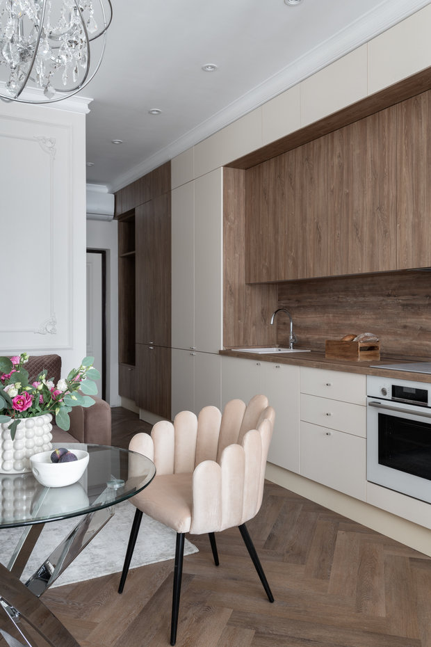 Пол уложили единым контуром, чтобы не дробить пространство. 