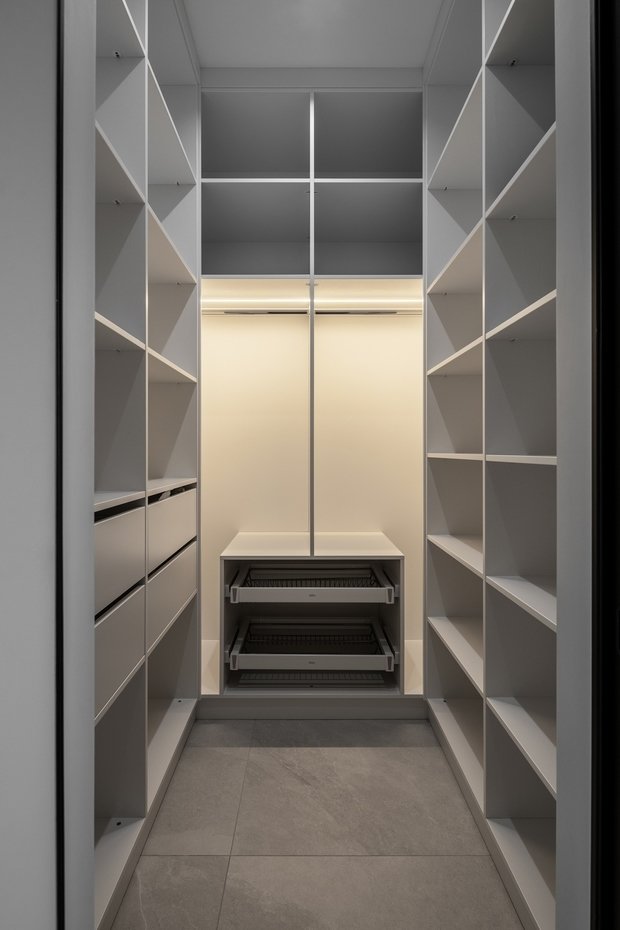 Фотография: Гардеробная в стиле Современный, Квартира, Минимализм, Проект недели, Киев, 2 комнаты, 60-90 метров, Lauri Brothers, Юрий Лаури, Сергей Лаури, Анастасия Темпинская – фото на INMYROOM