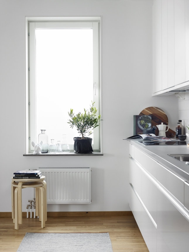 Фотография: Кухня и столовая в стиле Скандинавский, Минимализм, Декор интерьера, Квартира, Аксессуары, Мебель и свет, Белый, Черный – фото на INMYROOM Фотография: Кухня и столовая в стиле Скандинавский, Минимализм, Декор интерьера, Квартира, Аксессуары, Мебель и свет, Белый, Черный – фото на INMYROOM