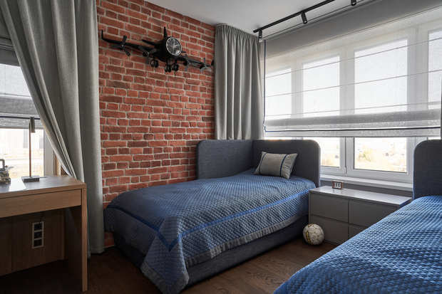 Стена из клинкерного кирпича придала комнате брутальности. 