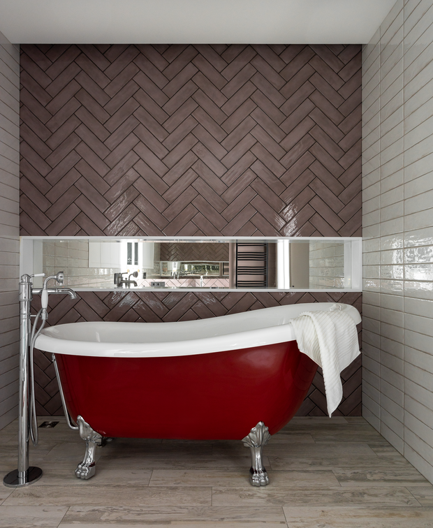 В санузлах хотелось расположить ванну и душевую. Поэтому ванну оставили в санузле в спальне, а душевую сделали в гостевом санузле.