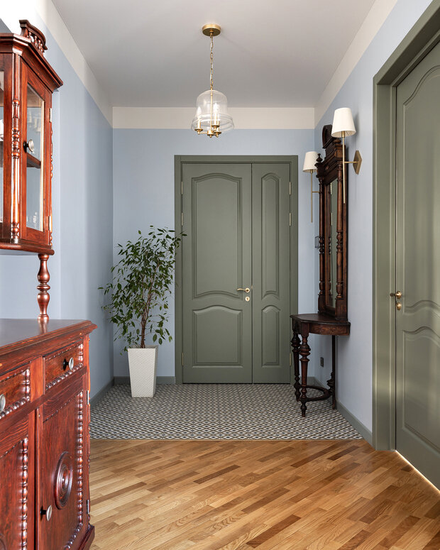 Двери в зоне гардеробной в виде пеналов под покраску, чтобы максимально растворить их в пространстве. В остальной квартире старые березовые двери: их отреставрировали и заменили им ручки. Тем самым сэкономили бюджет, ведь двери высотой 230 см.