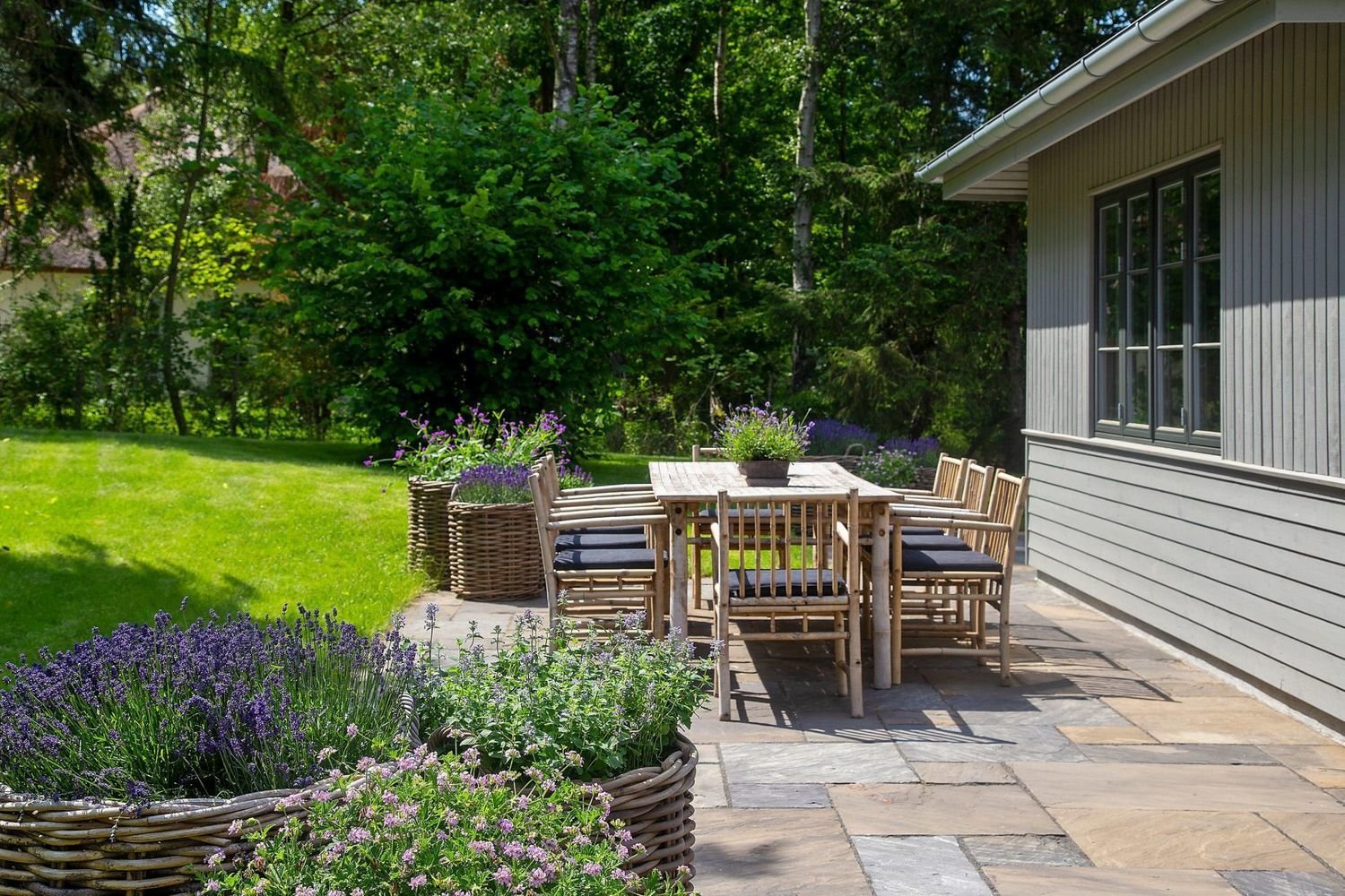 Фотография: Терраса в стиле Прованс и Кантри, Скандинавский, Современный, Дом, Белый, Минимализм, Серый, Коричневый, Дом и дача – фото на INMYROOM Фотография: Терраса в стиле Прованс и Кантри, Скандинавский, Современный, Дом, Белый, Минимализм, Серый, Коричневый, Дом и дача – фото на INMYROOM