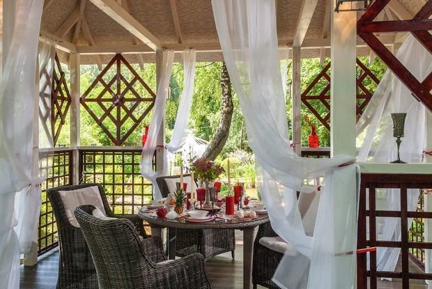 Фотография: Терраса в стиле Восточный, Классический, Россия, MW-LIGHT, Белый, Дача, Красный, Коричневый, Подмосковье, Дом и дача, 4SiS, A&D Home, Террадек, Хомгарт, Фундекс, Ruflex, Елена Кунците, как построить беседку, кровля из черепицы, деревянный каркас у беседки – фото на INMYROOM