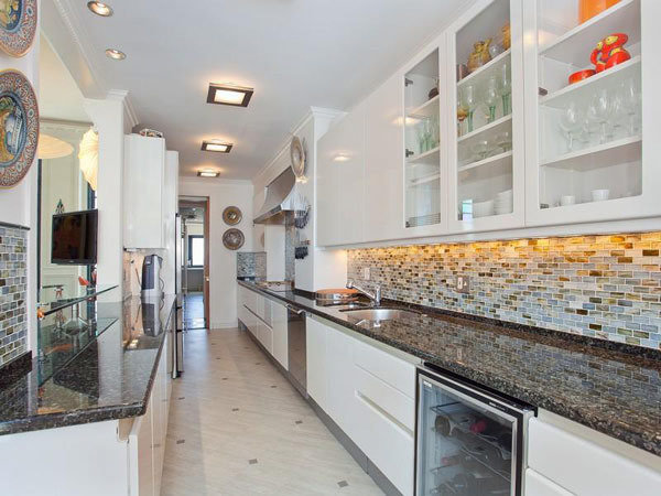 Фотография: Кухня и столовая в стиле Классический, Скандинавский, Современный, Стиль жизни, Советы, Тема месяца, Кухонный фартук – фото на INMYROOM