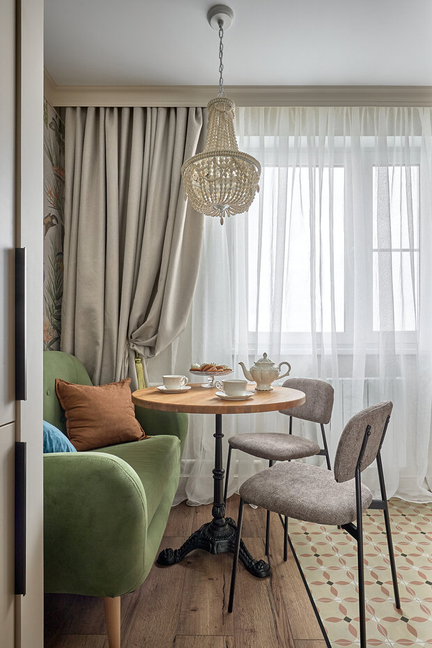 Фотография: Кухня и столовая в стиле Современный, Эклектика, Малогабаритная квартира, Квартира, Проект дня, Москва, П-44, Панельный дом, 1 комната, 40-60 метров, современный с элементами эклектики – фото на INMYROOM