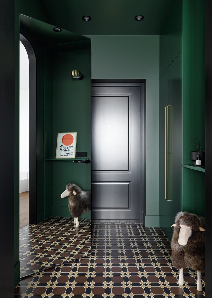 При входе за зеркальной дверью спланировали небольшую постирочную-кладовку, в ней разместились сушильная и стиральные машины. При входе за зеркальной дверью спланировали небольшую постирочную-кладовку, в ней разместились сушильная и стиральные машины.