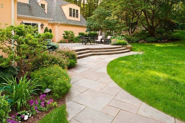 Фотография: Ландшафт в стиле , Советы, ландшафтные работы, Благоустройство территории, Ландшафтный дизайн, как обустроить участок, Татьяна Крамская, Технониколь, Дорожки в саду – фото на INMYROOM