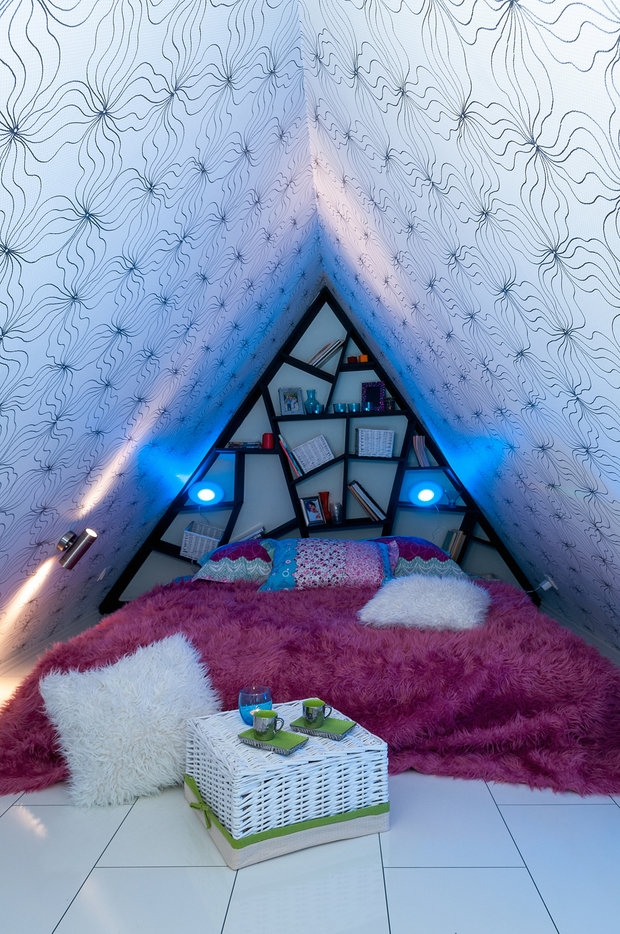 Фотография: Спальня в стиле Современный, Эклектика, Декор интерьера, Дом, Архитектура, Дизайн интерьера, Декор, Мебель и свет, Проект недели, Переделка, Дача, Мансарда, Строительные материалы, Дом и дача, Фазенда, Строительные работы, как обустроить мансарду, спальня в мансарде, лаундж-зона – фото на INMYROOM