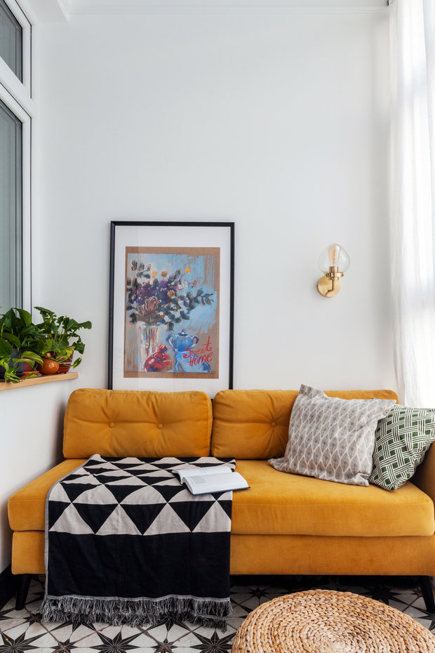 Из кухни есть выход на лоджию, где находится творческая мастерская хозяйки квартиры.