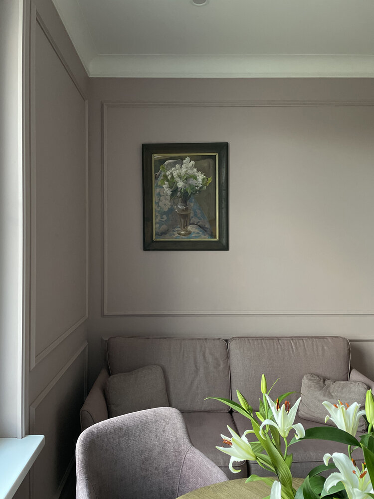 В отделке использовали молдинги, которые добавили динамики и фактуры однотонным стенам. В отделке использовали молдинги, которые добавили динамики и фактуры однотонным стенам.