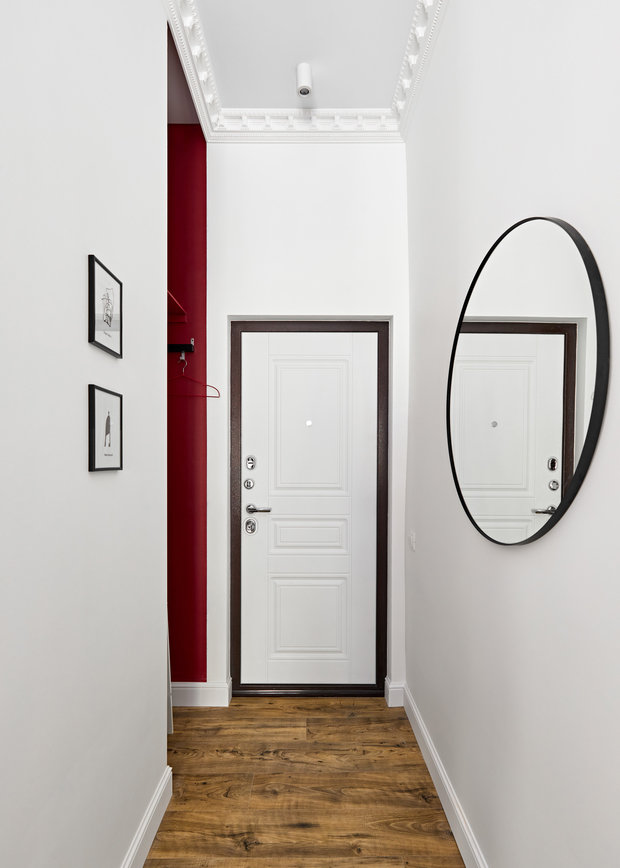 При входе выделен гардероб с глубокой антресолью.