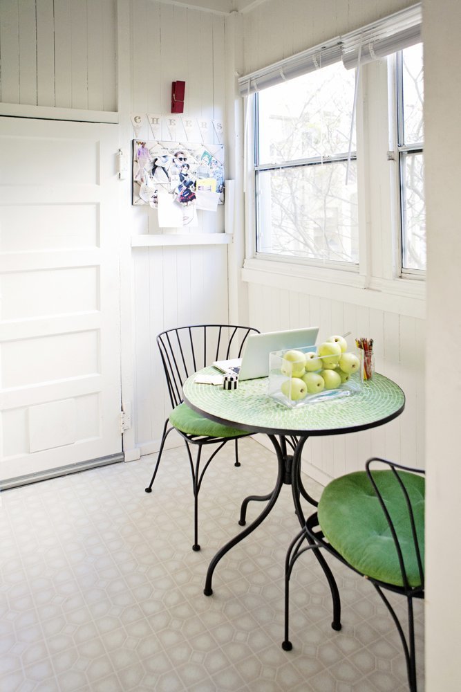 Фотография: Кухня и столовая в стиле Скандинавский, Малогабаритная квартира, Квартира, Цвет в интерьере, Дома и квартиры – фото на INMYROOM