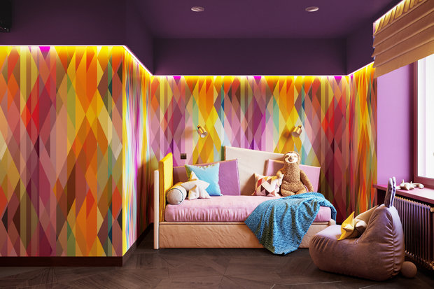 Детская стала одним из акцентов проекта — здесь смело разместили обои с геометрическим принтом, а потолок покрасили в темный оттенок.